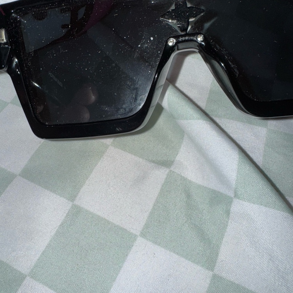 Stylish Black Sunglasses - Picture 1 of 5